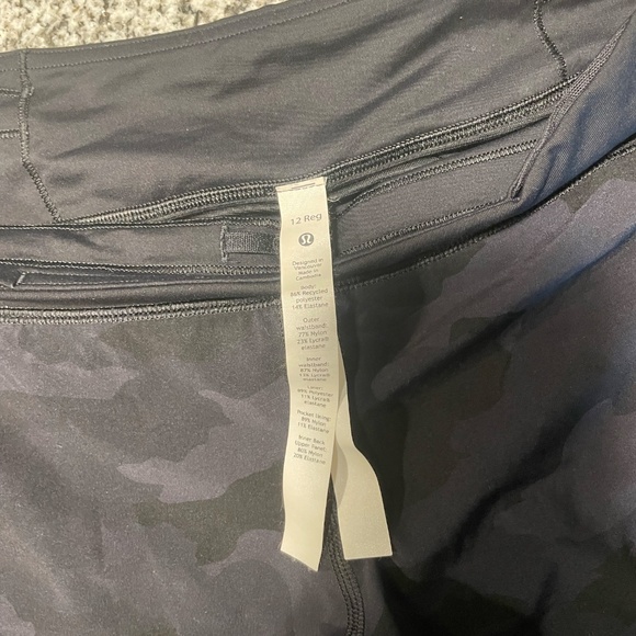 Lululemon Speed Up Short in Camo - Picture 2 of 2